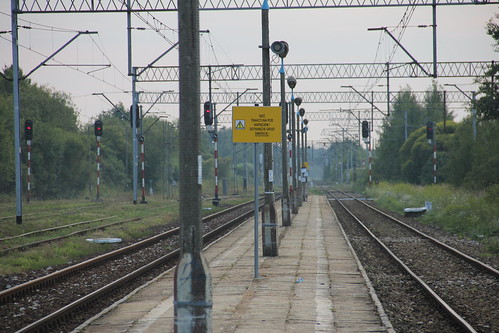 railroad station canon platform tracks poland polska rail railway signals pkp lubelszczyzna lubelskie d297 canoneos550d canonefs18135mmf3556is wólkaokopska d2963