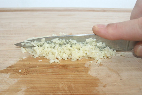 17 - Knoblauch hacken / Mince garlic