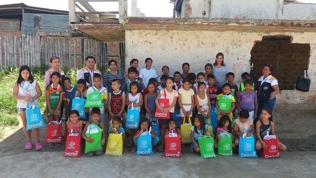 Alcaldía de Chone entregó útiles escolares a niños y niñas de dos barrios