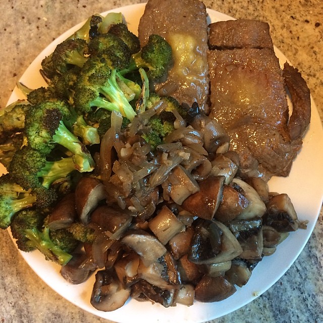 Day 2, #Whole30 - dinner (leftover broiled steak with clarified butter & garlic salt, sautéed mushrooms, & roasted broccoli)