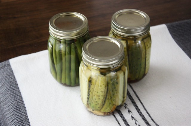 easy-garlic-dill-refrigerator-pickles