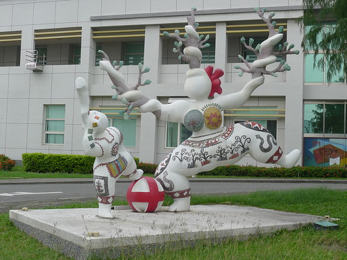 臺東某公司外的雕塑品