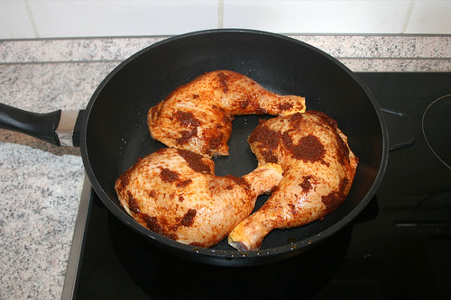 35 - Hähnchenschenkel in Pfanne geben / Put chicken legs in pan