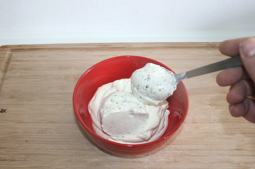 20 - Schmand & Creme fraiche in Schüssel geben / Put sour cream & creme fraiche in bowl