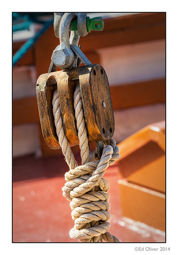 vibrant rope knot fishingboat winch pulley newcastleupontyne newcastlequayside canon70200mmf28lisii pulleywinch