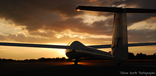 sunset nikon sonnenuntergang mosquito soaring gliding glider runway stade segelflugzeug landebahn segelflug d80 nikond80 glasflügel glasflügel303 landebahnsonnenuntergang