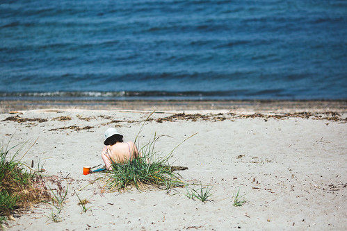 seattle woman beach water hat canon washington sand dof streetphotography depthoffield alki pacificnorthwest pnw redcup urbandocumentary canon135mmf2lusm canoneos5dmarkiii