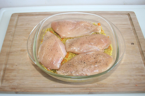 36 - Hähnchenbrüste auflegen / Put chicken breasts on top