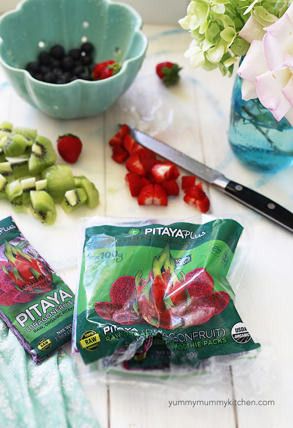 The ingredients for a homemade pitaya smoothie bowl include smoothie packs and fresh fruit. 
