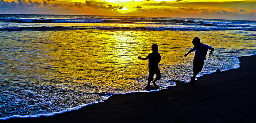 sunset sky beach kids sumatra indonesia twilight eveningsky pantai senja anakanak bengkulu beacheslandscapes pantaipanjang sonyphotographing mataharitenggelam panjangbeach sumatrawestcoast