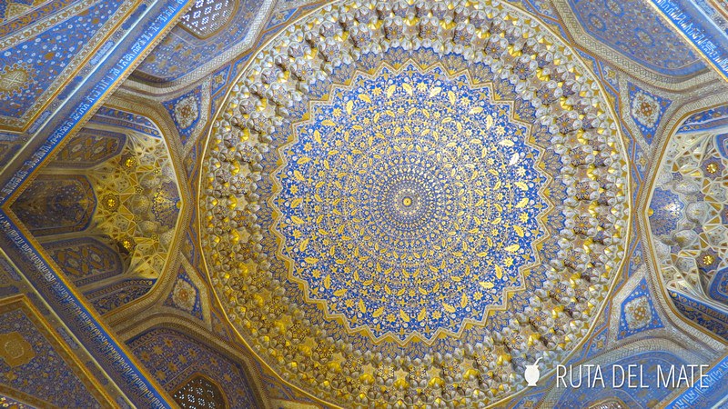 Detalles en azul y oro de la cúpula de la Madraza Tilla-Kari, en la plaza de Registán en Samarcanda.