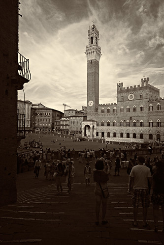 city light sunset italy cloud sun reflection tower tourism sepia clouds race vintage reflections square evening interesting ancient europe italia ray fuji view traditional x medieval tourists tuscany frame historical siena rays 28 piazza framing trans toscana fujinon palio xf 14mm xe1 tuourist