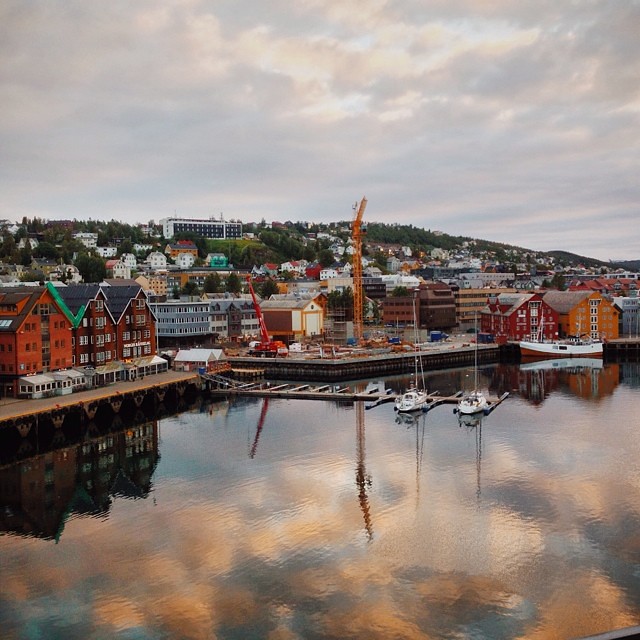Así de bonita y soleada está Tromsø a la 1 de la mañana desde el hotel #laponianoruega