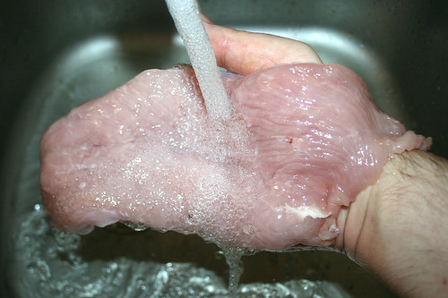 36 - Putenschnitzel waschen / Clean turkey esclaopes