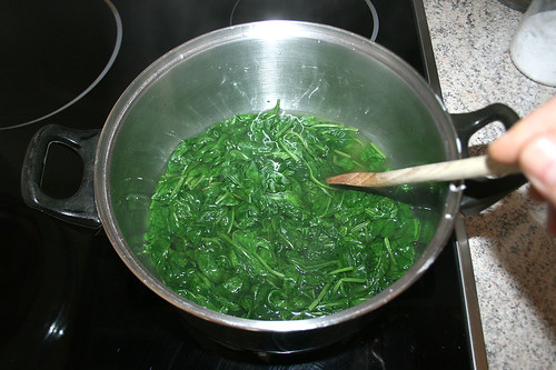 14 - Spinat zusammenfallen lassen / Cook spinach