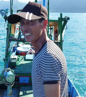 承繼了鏢旗魚技術，陳明賜成為台東最年輕的鏢魚船長。攝影：陳文姿。