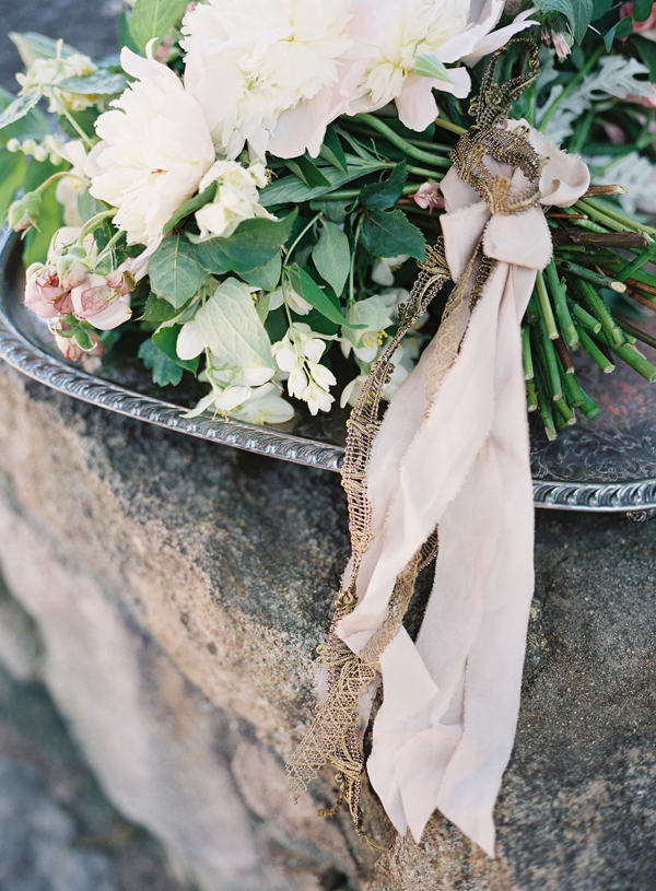 delicate-white-wedding-bouquet
