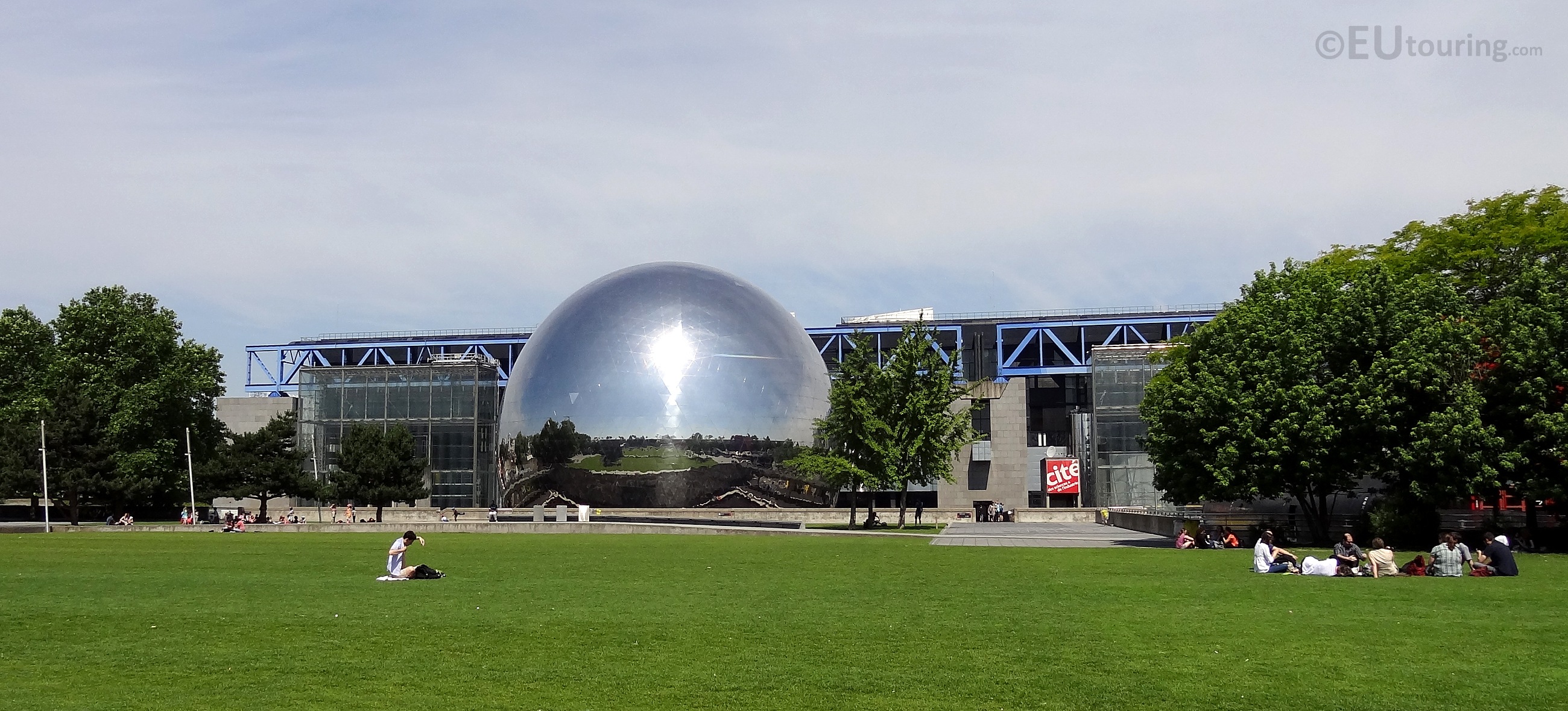 Cite des Sciences and Geode from a distance