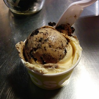Coffee Hydrox and Creamsicle ice creams at Toscanini's in Cambridge (Boston) last night.