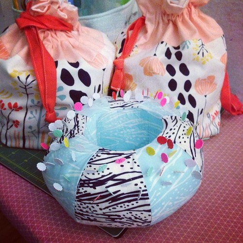 My little Meadow drawstring bags were lonely. They needed a pincushion caddy to hang out with. :)