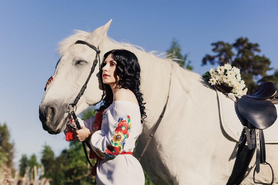 Фотосессия красивой девушки с лошадью