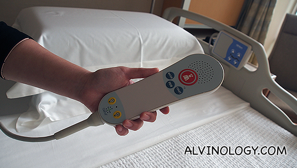 The remote to get assistance is kept simple with very clear buttons