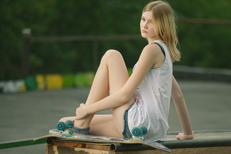 Фотосессия девушки со скейт-бордом