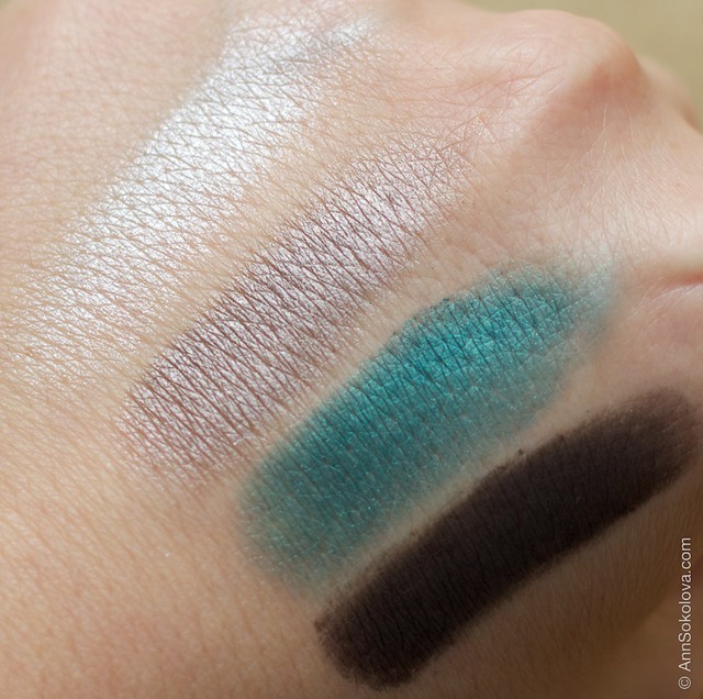 06 Avon True Colour Eyeshadow   Aquamarine Mystery swatches