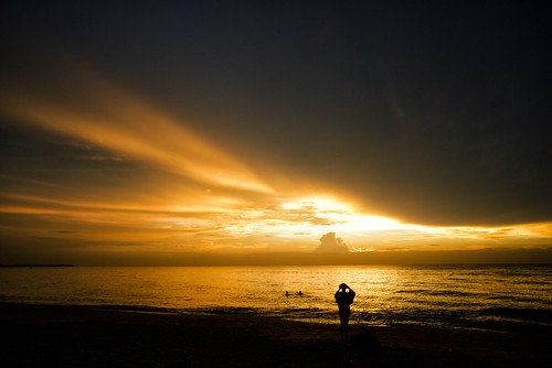 superelmarm13421asph sky clouds sunset dusk water sea indian ocean waves beach sand people negombo srilanka leica m240