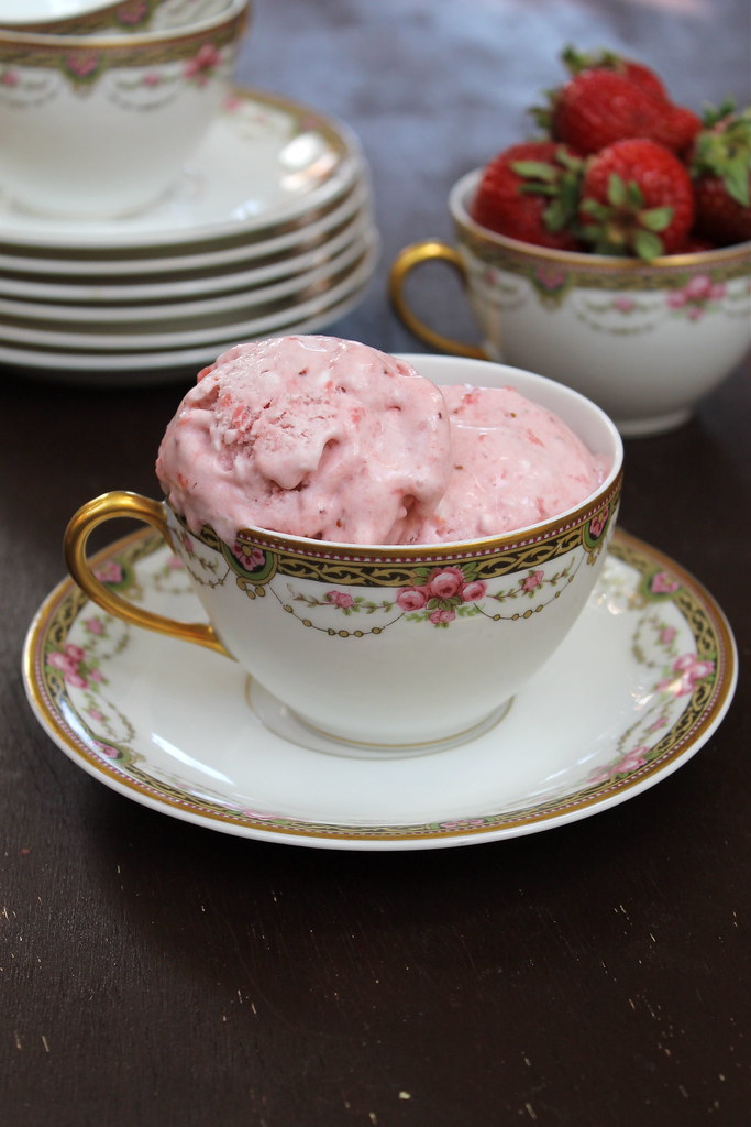 Strawberry Ice Cream celebrates summer!  vegan | http://www.katesshortandsweets.com
