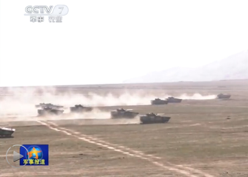 兰州军区某装甲旅ZBD04A型步兵战车群在进攻。