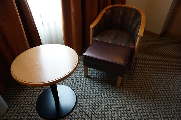 170325 ヒルトン成田デラックスプラスクイーン椅子とテーブル