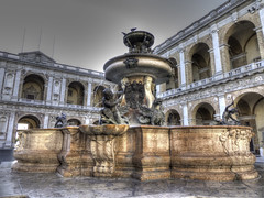 Fontana piazza della Madonna a Loreto (HDR explore)