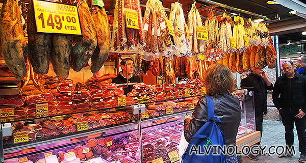 There were many stalls tempting me with their iberico ham which I grew very fond of in Barcelona 