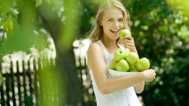 1_woman-eating-green-apples.jpg