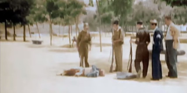 Fusilado por las milicias republicanas es observado por sus asesinos en el Paseo del Tránsito. Captura de un vídeo real a color de la Guerra Civil en Toledo en el verano de 1936