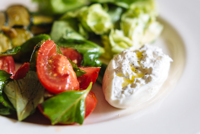 Zomer op je bord: burrata met olijfolie, tomaat en basilicum