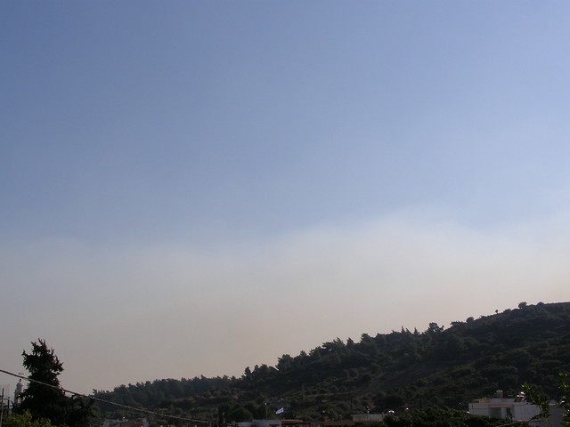 Καπνός πάνω από την Ψίνθο, ερχόμενος από την πυρκαγιά που ξέσπασε στη περιοχή του Άγιου Σουλά της Ρόδου.