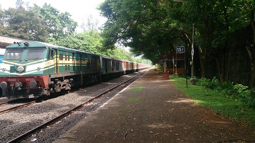 ir crossing kr lhb indianrailways rajdhani irfca 15532 diesellocomotives konkanrailway sangameshwarroad