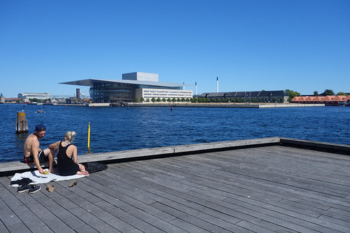 哥本哈根把視野最佳位置，留給藝術，河的對岸為丹麥國家歌劇院。圖片來源：換人