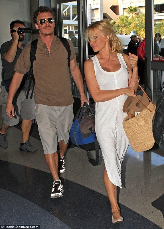 Η Pamela Anderson με μπεζ Μπαλαρίνες Flipsters στο Αεροδρόμιο