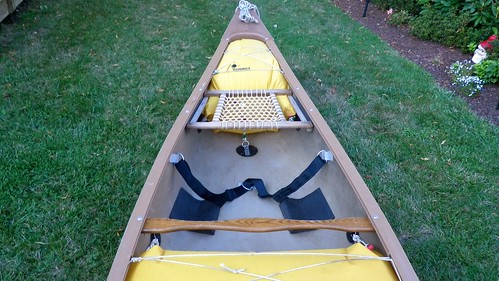 Stern seat with straps and kneepads