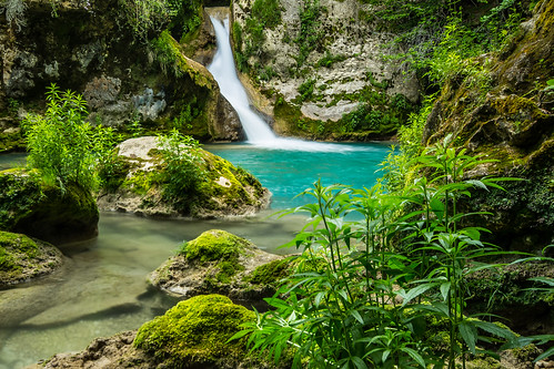 rio waterfall stream rivière bleu cascade printemps navarre torrent courant baquedano urederra urbasa