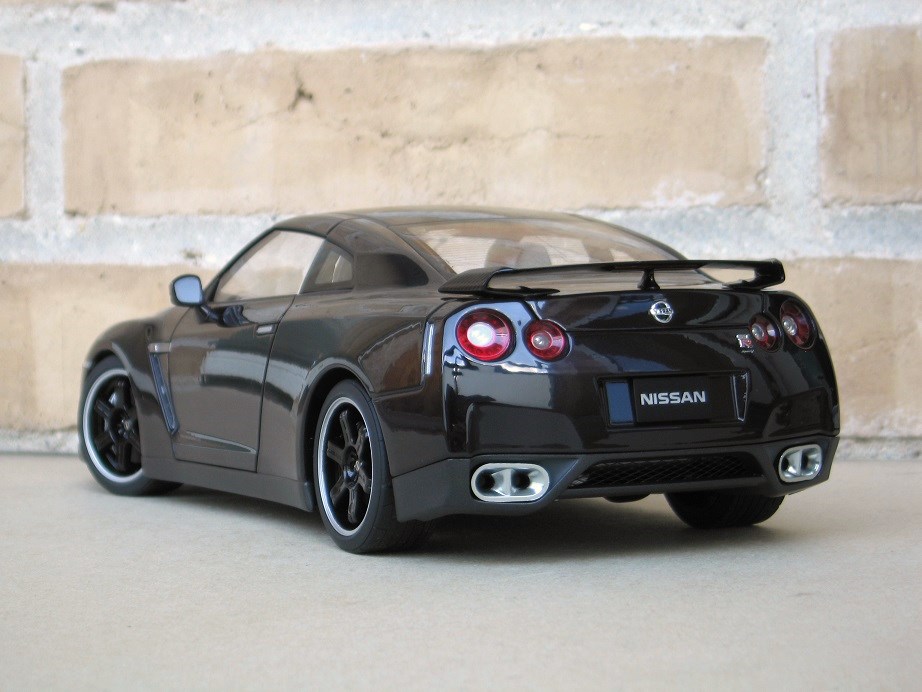 AUTOart 1:18 Nissan GT-R SpecV '09 (black) | DiecastXchange Forum