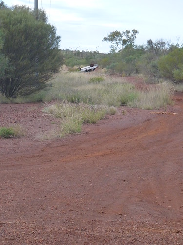 road abandoned car side pilbara tomprice p1100737