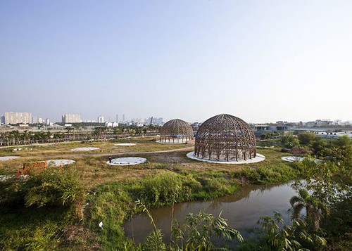 越南建築師Vo Trong Nghia設計出竹製圓頂建築，做為當地居民開會、辦活動或餐廳使用。