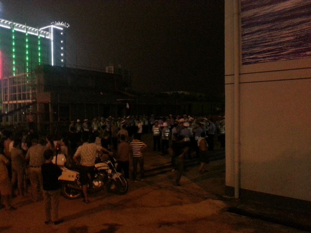 湖南省邵阳市江北广场交警暴力执法被围堵