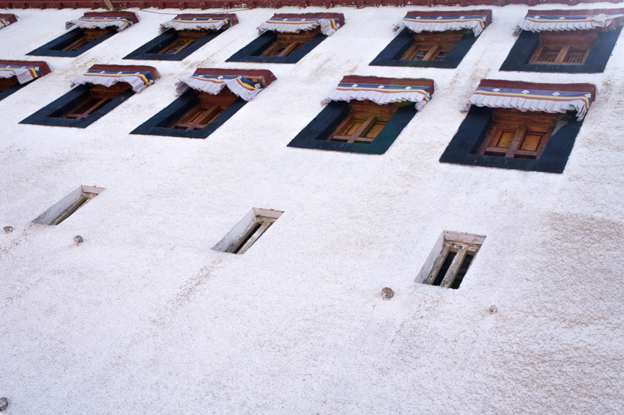 Белоснежные стены монастыря Пьянг