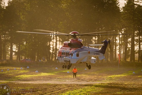 sunset people field scotland gate aircraft pad landing helicopter chc heliport superpuma gleneagles aerospatiale auchterarder fato marshaller as32 gwnso