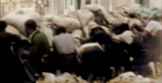 Barricada en Zocodover. Captura de un vídeo real a color de la Guerra Civil en Toledo en el verano de 1936